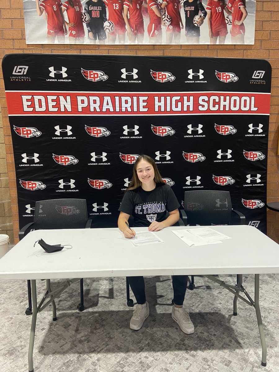 ephsgirlsgolf's tweet photo. Congratulations to our senior captain @emma5davies on signing her national letter of intent to play DI golf at St. Thomas next year!💜🤍 https://t.co/6qR6FVj33E