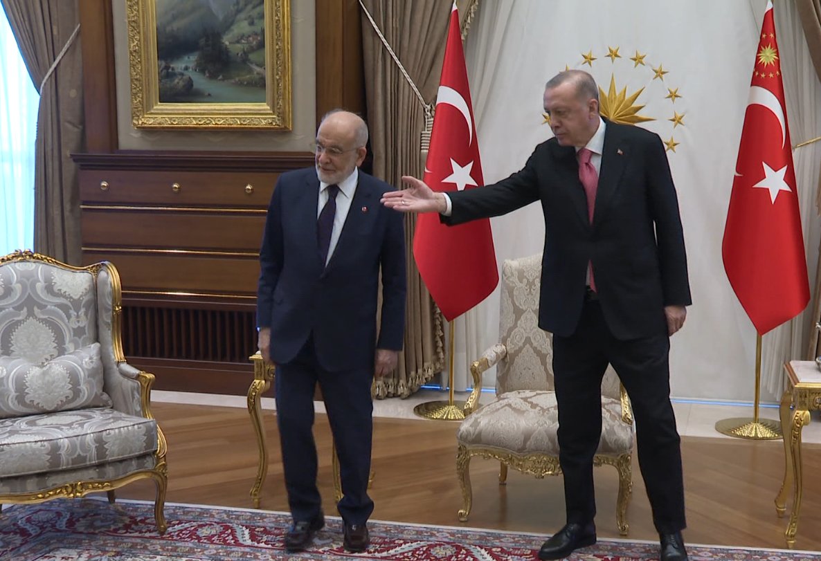 gulsahince's tweet photo. Erdoğan, ağırladığı Karamollaoğlu'na oturacağı koltuğu gösterdi ve arkasından çok tartışılacak bu kare çekildi. https://t.co/c9NL6oWvHc