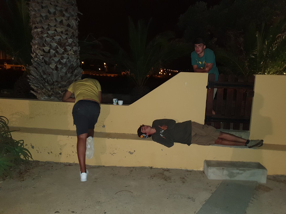 POV: O teu amigo bêbado está a usar uma garrafa de iced tea como almofada