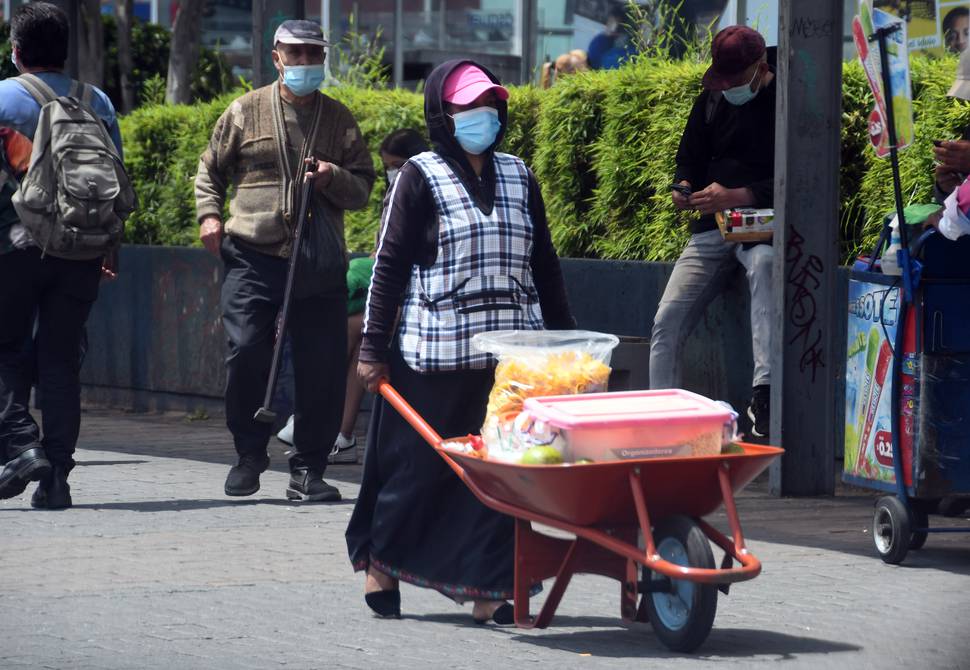 eluniversocom's tweet photo. Las mujeres en Ecuador tienen menos acceso al empleo y ganan menos que los hombres, según el INEC ► https://t.co/Suyv3OAxPS https://t.co/GnX41pFpBB