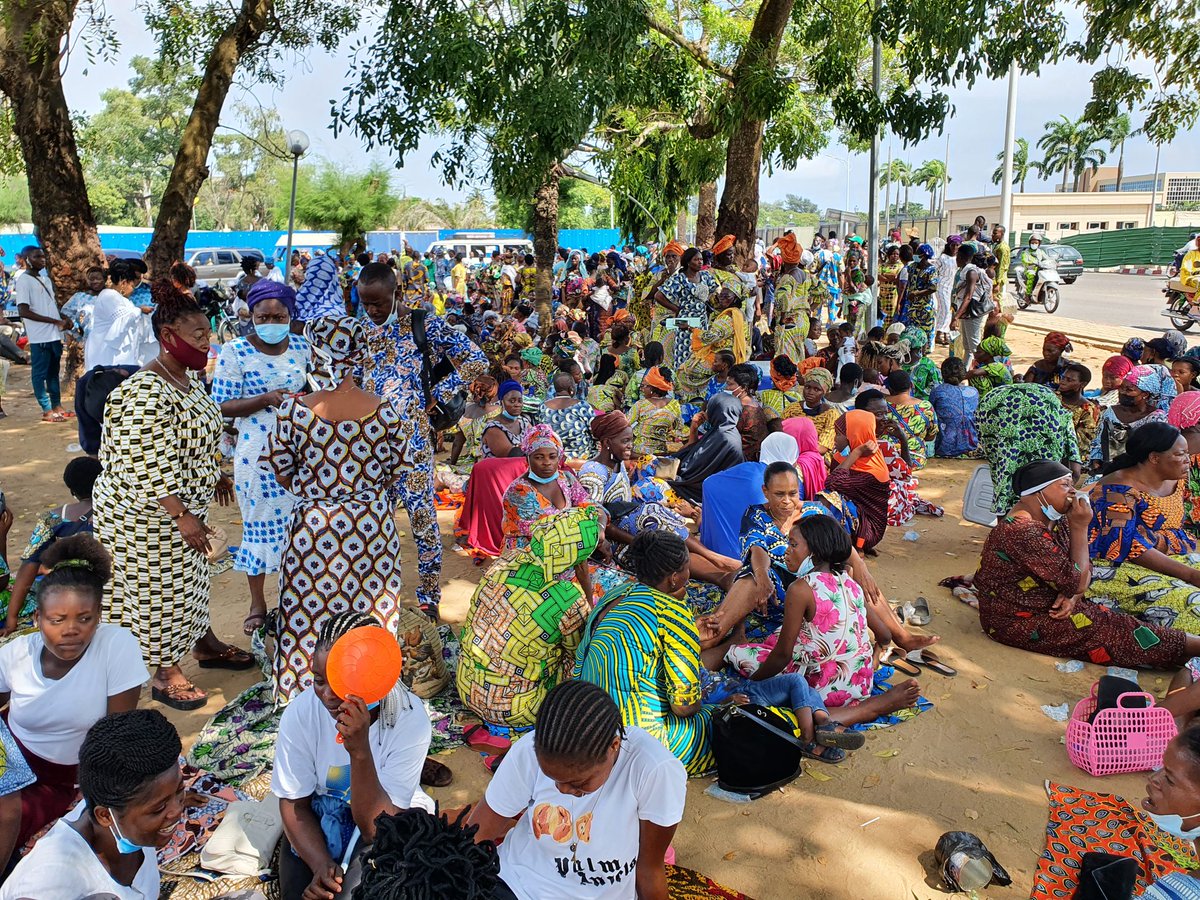 La foule se masse le long du trajet entre l'aéroport de #cotonou et le palais présidentiel. Pour voir passer convoi des 26 oeuvres.
Certains sont là depuis 10h ce matin et ce, après plusieurs heures de route dans des bus affrétés par le gvt béninois
#France24 #restitution #Bénin