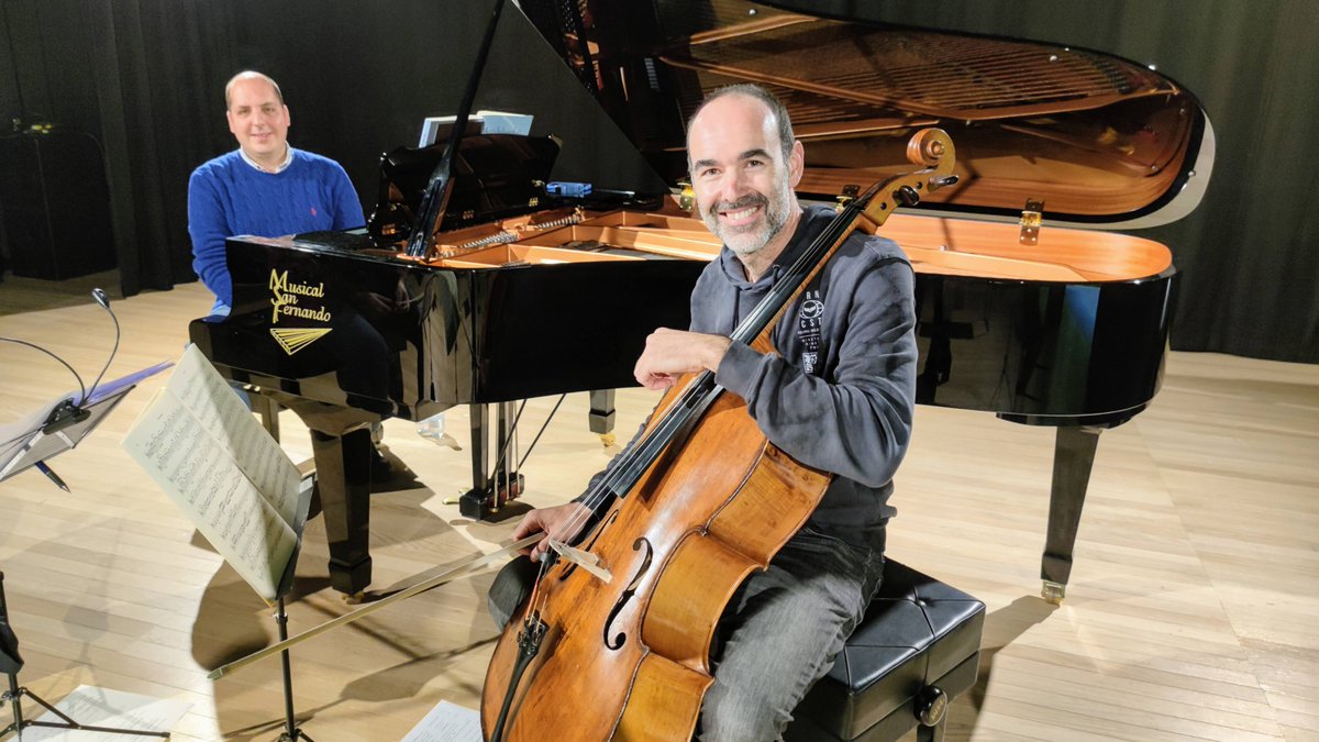 FestSantander's tweet photo. Esta tarde, en el taller 'Trenzamos tres tríos', el @triomalats apoyará con música en vivo 🎹🎻 las explicaciones de nuestro experto musical favorito. ¡Animaos a participar en nuestras charlas activas de acercamiento a la #músicaclásica! 😃 https://t.co/RqF09ud3Av