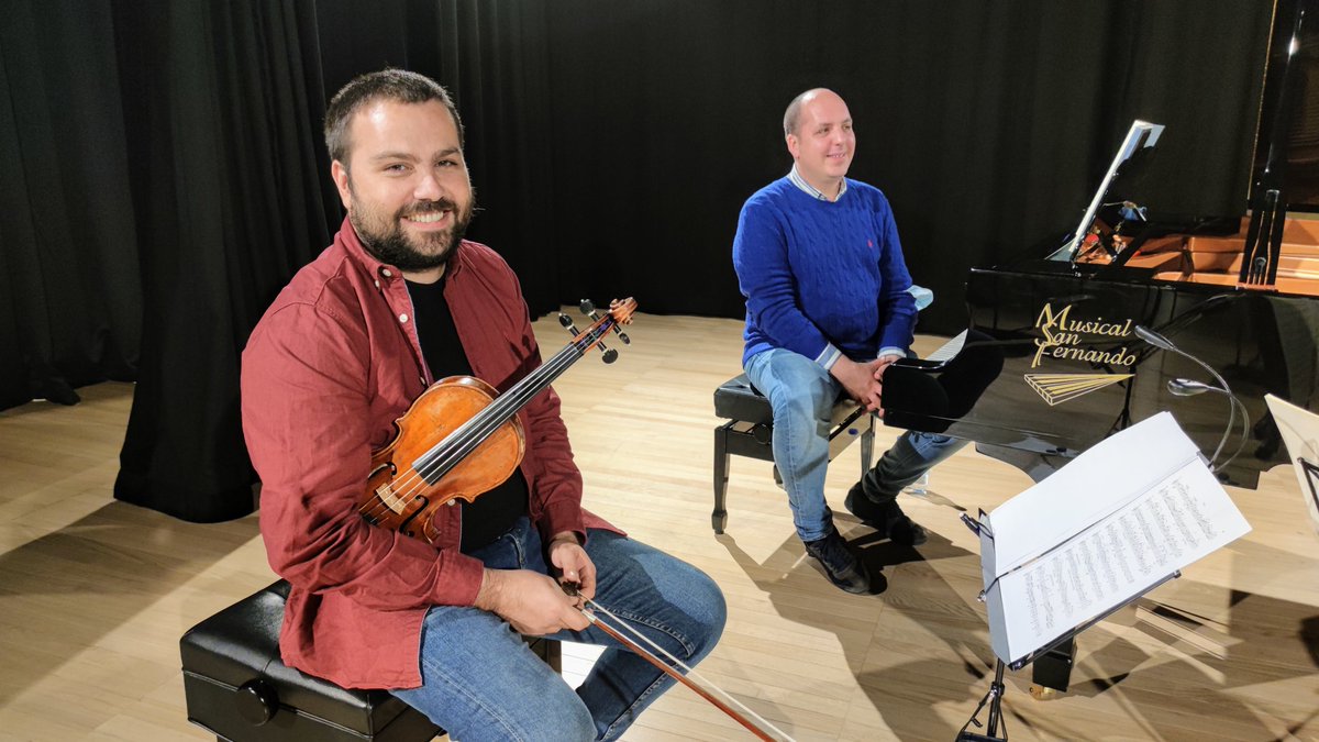 FestSantander's tweet photo. Esta tarde, en el taller 'Trenzamos tres tríos', el @triomalats apoyará con música en vivo 🎹🎻 las explicaciones de nuestro experto musical favorito. ¡Animaos a participar en nuestras charlas activas de acercamiento a la #músicaclásica! 😃 https://t.co/RqF09ud3Av