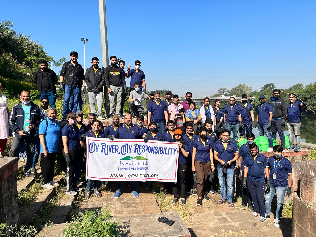 nishchalagarwal's tweet photo. @ArvindAgrawal65 50 plus Concentrix Pune India staff voluntarily came together to clean Pune  lifeline -River Muda in partnership with NGO Jeevitnadi.60 kg waste with proper segregation was collected and handed over for further disposal#One Concentrix https://t.co/CQvU7B2TPO