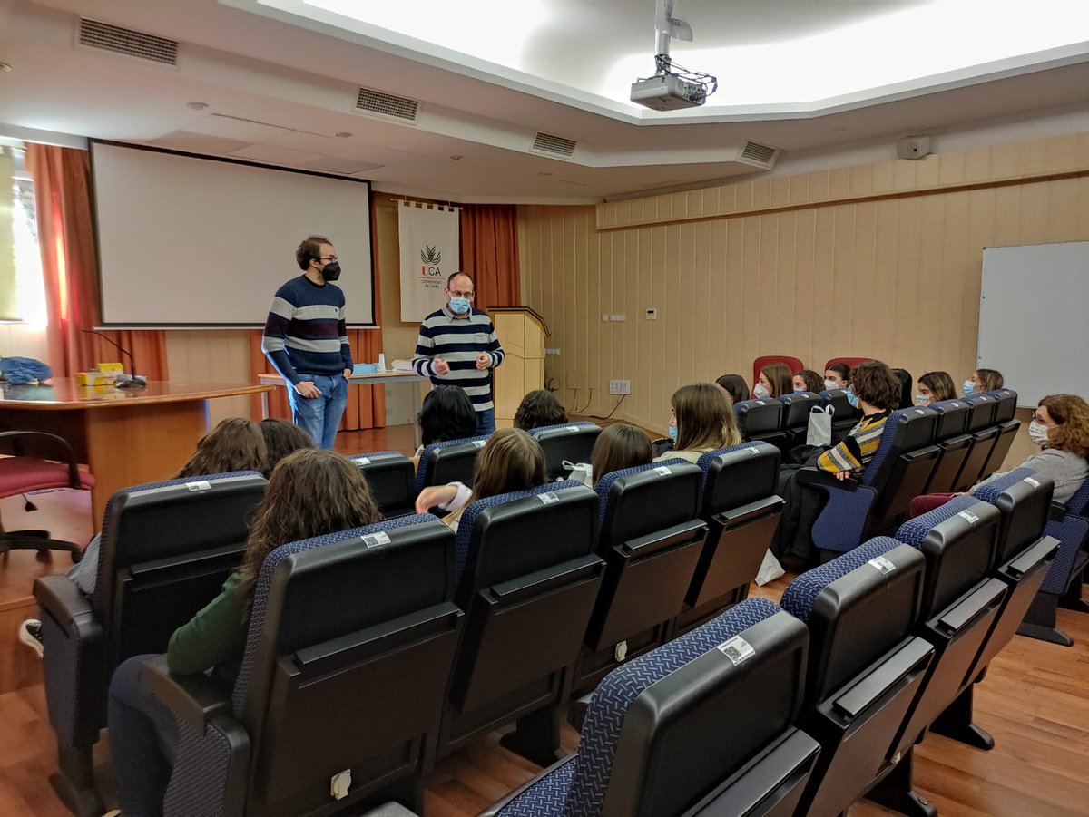 IMEYMAT1's tweet photo. 🙌 Nuestr@s compañer@s acercando distintas áreas de la ciencia a los alumnos en esta edición del Café con Ciencias @FDescubre https://t.co/CGUKiccEiM