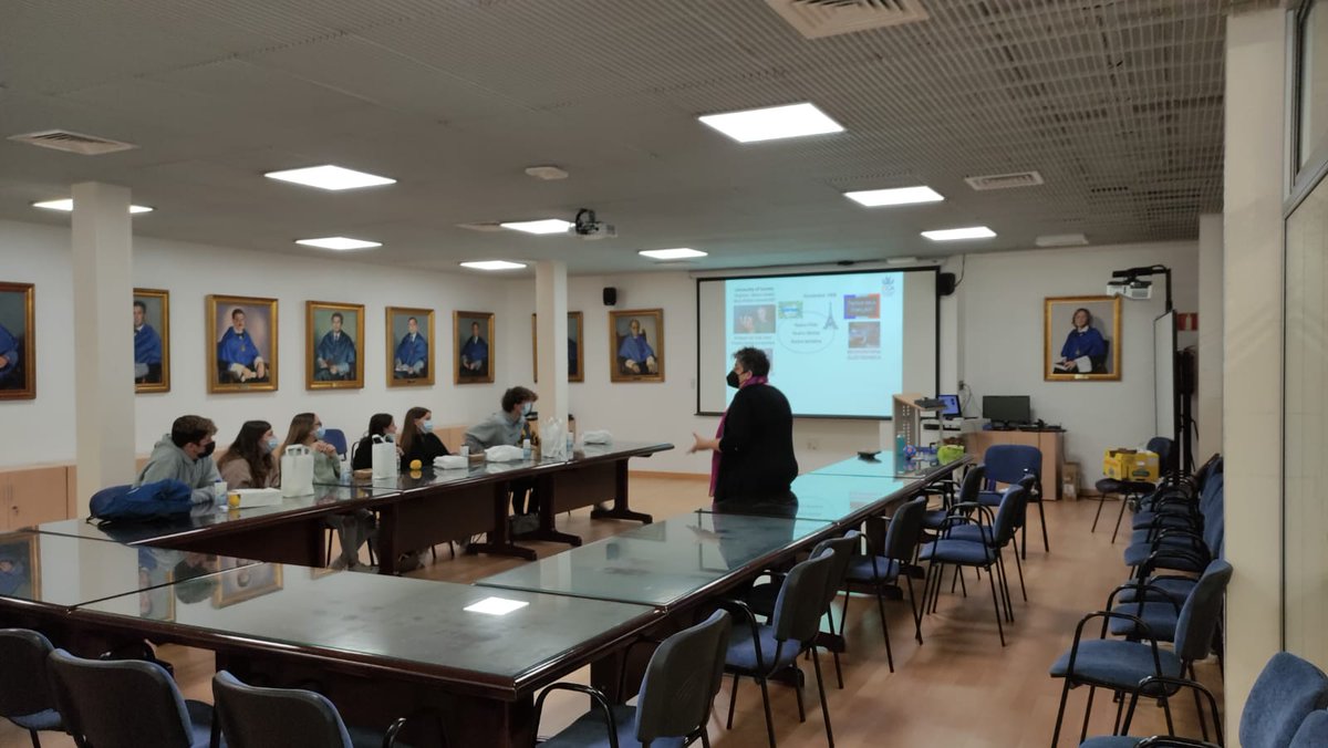 IMEYMAT1's tweet photo. 🙌 Nuestr@s compañer@s acercando distintas áreas de la ciencia a los alumnos en esta edición del Café con Ciencias @FDescubre https://t.co/CGUKiccEiM