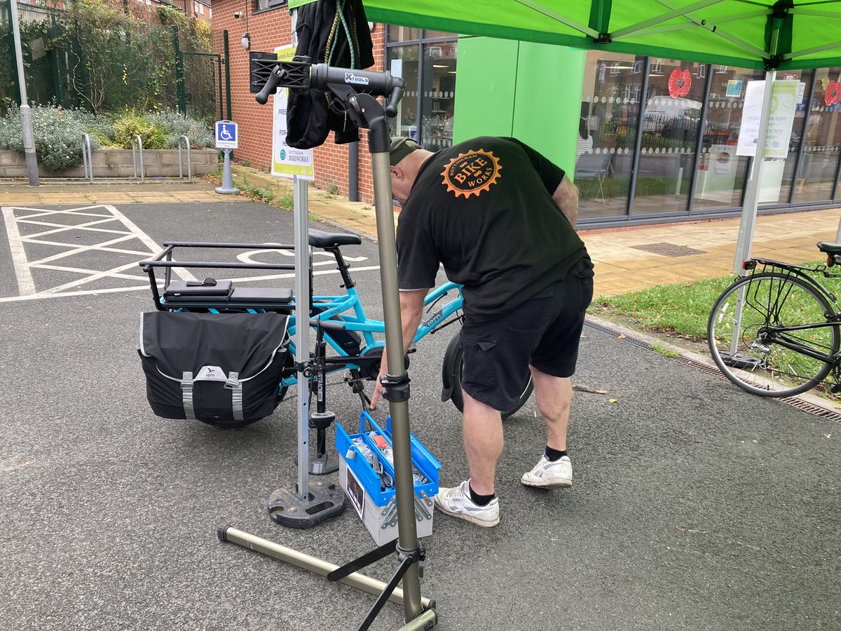 SustransEMids's tweet photo. #sustransaccess is at the Dales Centre library doing free bike checks helping jobseekers make #sustainable journeys. Event kit delivered by carbon neutral @WEGO_Couriers , @nottinghambikeworks arrived by electric cargo bike and we arrived by bike! #cop26 @Transport_Nottm https://t.co/9h7LbP9KGD