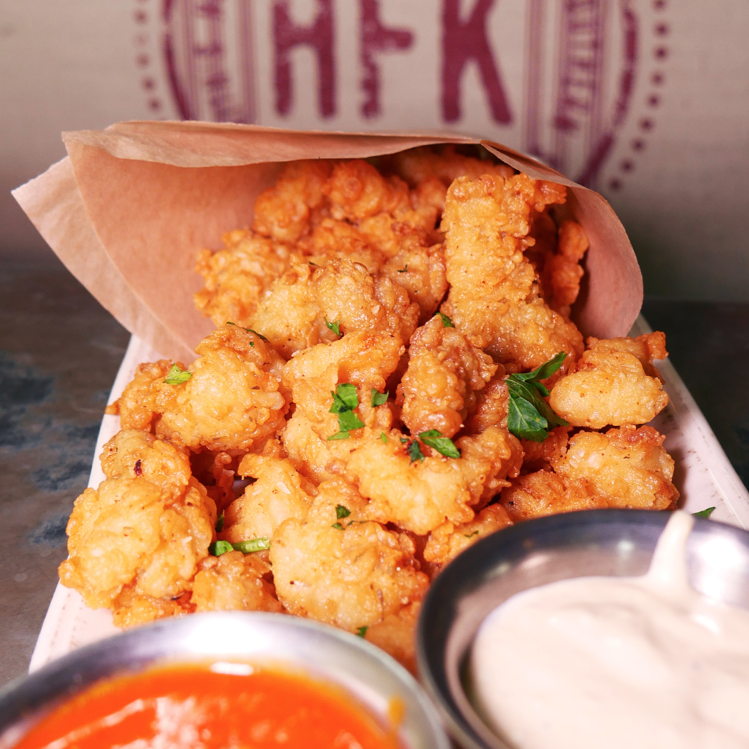 HomecominFL's tweet image. 🐊 Get a true taste of Florida with our new 𝐆𝐚𝐭𝐨𝐫 𝐁𝐢𝐭𝐞𝐬. Buttermilk-brined, these tender bites of gator tail are hand-battered, lightly fried, and served with remoulade &amp;amp; house-made hot sauce for a starter the whole table will enjoy. 💯