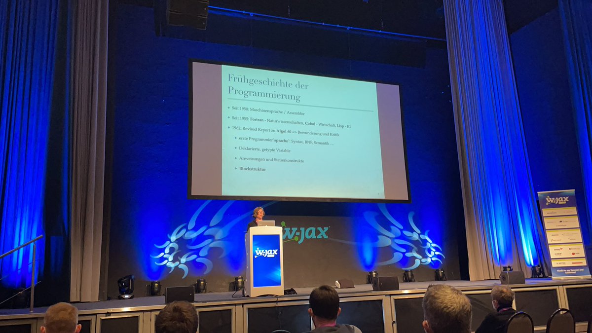 GerdAschemann's tweet photo. Die Informatik-Pionierin #ChristianeFloyd nimmt uns auf der @jaxcon mit auf eine Zeitreise in wichtige Grundlagen unseres Faches - los geht es mit Konzepten der #Algol60-Sprachen, die wir bis heute nutzen. Ich bin sehr froh, so eine inspirierende Zeitzeugin hier life zu hören. https://t.co/q94F0MMdly