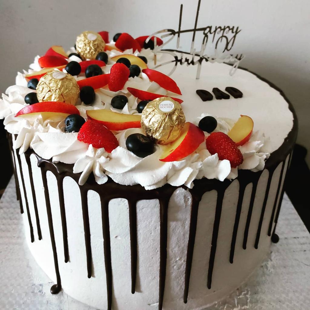 Miri_Nyakudzuka's tweet photo. Blueberry and cream cake for the win on a Wednesday! We also added yummy blueberry filling to the layers💜💖
#blueberry #cakedrip #tuttifrutti https://t.co/2fUvT41a0z