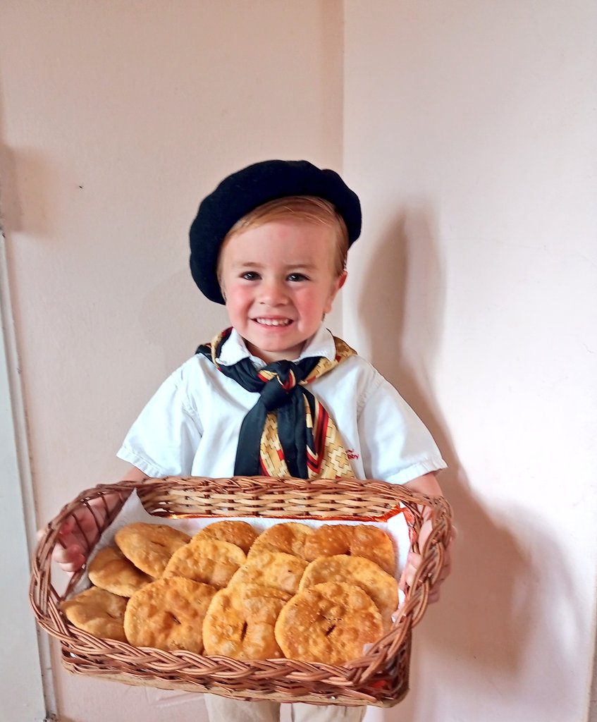 Ericapa_13's tweet photo. Feliz día de la tradición ❤️🧉. 
Hoy me levanté más temprano para que el rey de la casa lleve torta frita para compartir con sus amigos.Mamá comparte poco, lo que puede,pero cuando puede pone lo mejor de si misma para vos amor.MERECES UN MUNDO ENTERO MI AMOR. EL GAUCHO MAS LINDO https://t.co/WPkg4r5pew