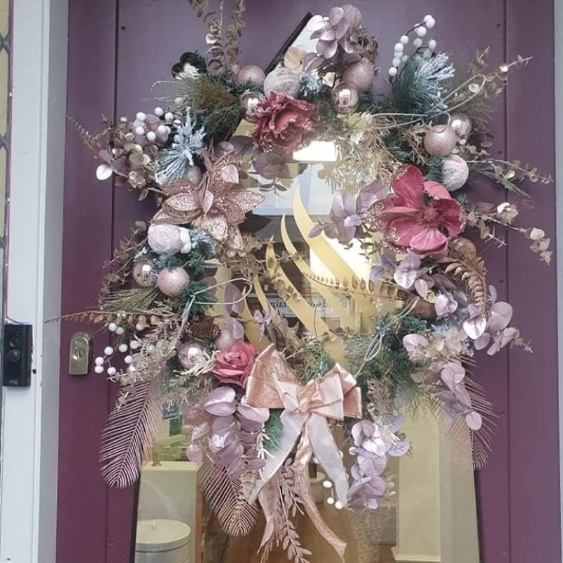 HairSolved's tweet photo. We couldn't resist sharing a photo of this beautiful Christmas Wreath with you. Currently adorning our Manchester Salon entrance and made by our super talented Salon Manager, Laura… it's beginning to look a lot like Christmas at Hair Solved #hairsolved #hairlossexperts #hairloss https://t.co/hkUcKCW3aW