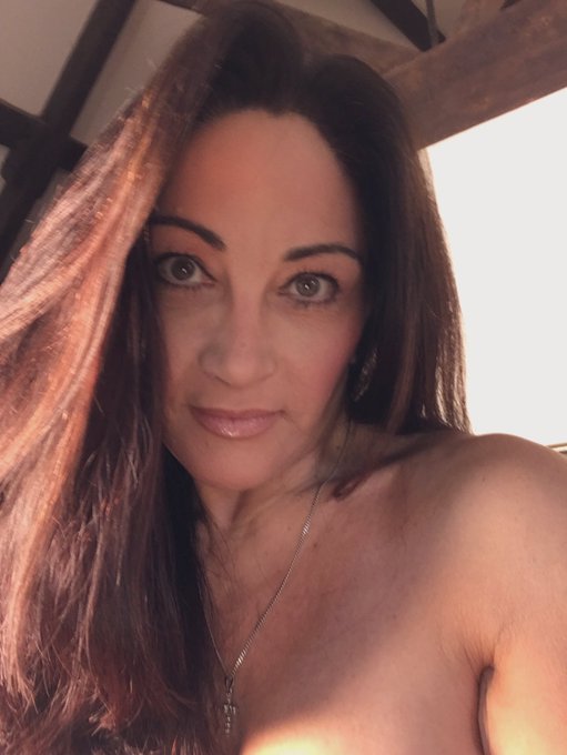 Afternoon my darlings how are you all doing just about to start on https://t.co/UZfph7aqmq&hellip; https://t