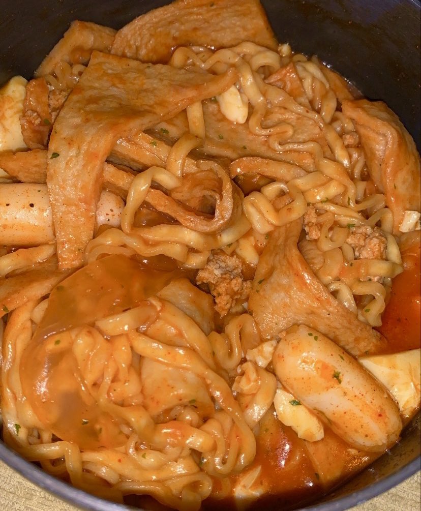 julyyflower's tweet photo. กินทุกวันก้ไม่เบื่อจริง อร่อยแสงออกปาก ซอสเจ้มจ้นมากก ใส่หมูสับกับเต้าหู้ไข่เพิ่มด้วยก้คือ😭😭😭👍🏻 แต่ให้ออมุกที่หนึ่งในใจตลอดกาลเลิ้บ💖 https://t.co/rZOft0Exwj