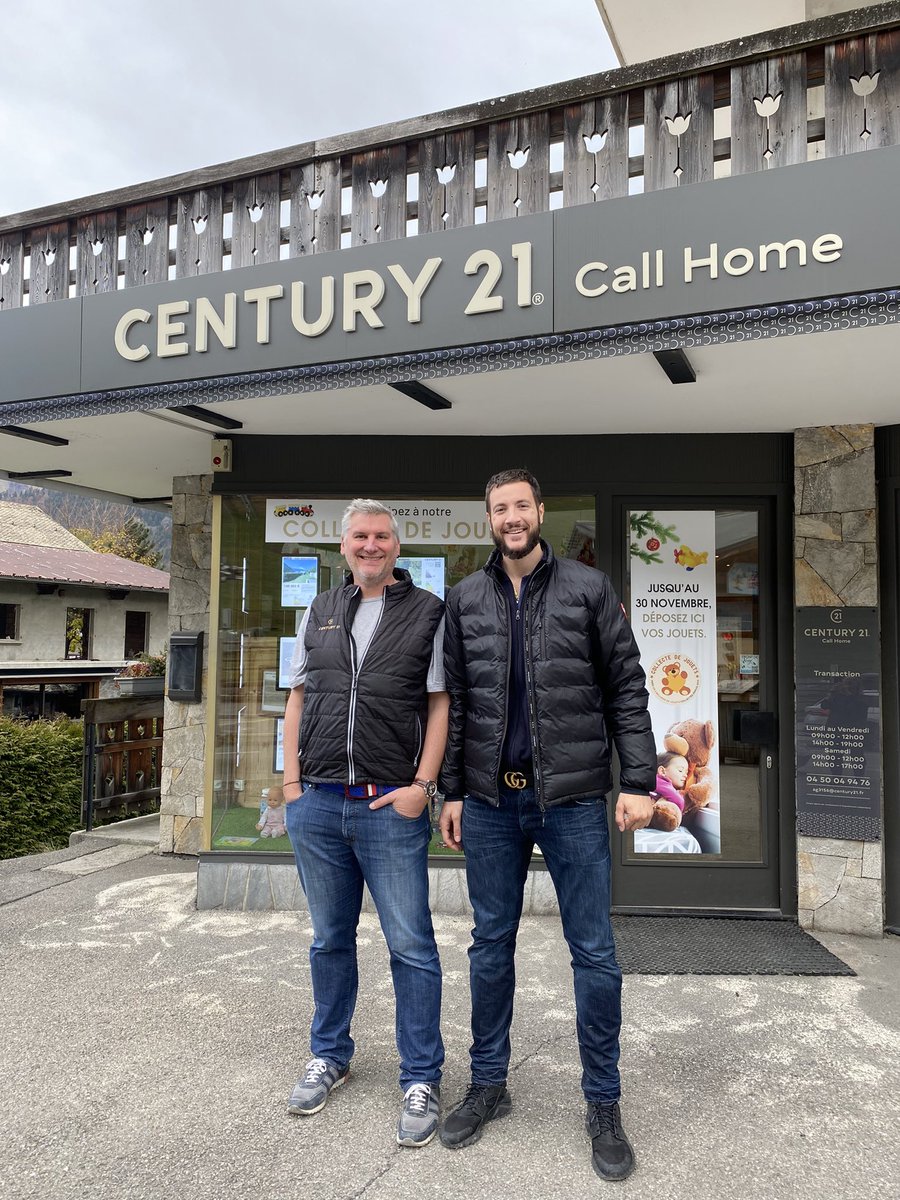 Quand Joffrey Lauvergne (2,11 mètres) , joueur de basket NBA, équipe de France, Bellegrade, Lituanie, est de passage à Morzine pour investir;  c’est naturellement chez le plus grand agent immobilier (2 mètres) qu’il s’arrête #lovemorzine #immobilier #agentimmobilier