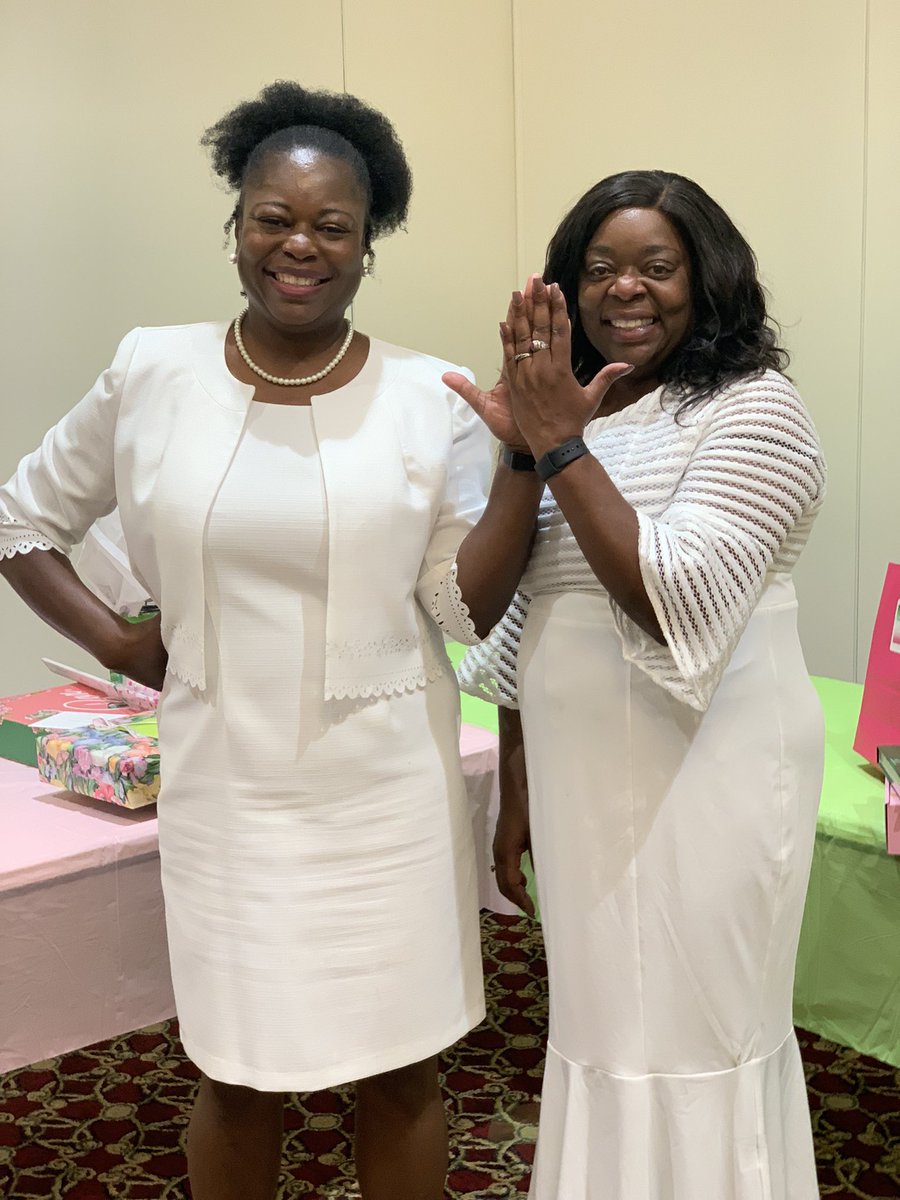 MissQueenBW's tweet photo. I am so happy to announce I received my pearls!  I am a member of the best sorority, Alpha Kappa Alpha Sorority Incorporated. Servicing our communities to all mankind 💗💚 https://t.co/Z3ZyHgkzZa