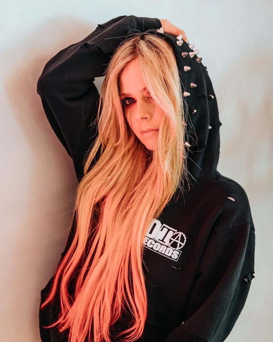 AvrilAccess's tweet photo. Before the #AL7 era begins in a couple of hours, we would like to give a proper goodbye to the Head Above Water era! What were your favorite moments and songs off of that era? https://t.co/90DJeOICYC