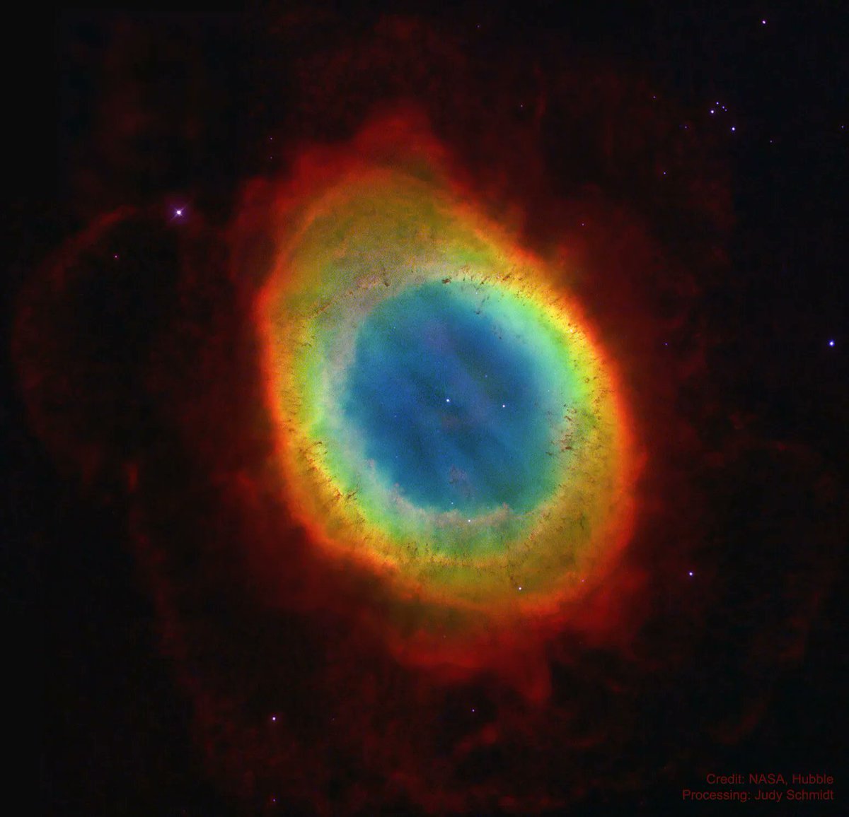 alex_riveiro's tweet photo. Esta es la siempre bonita nebulosa del Anillo, vista por el Hubble. Es el producto de una estrella, similar al Sol, que ha llegado al final de su vida y ha expulsado sus capas exteriores. La nebulosa mide un año-luz y está a unos 2500 años-luz del Sistema Solar. #FelizMiercoles https://t.co/DiM2iHSjI7