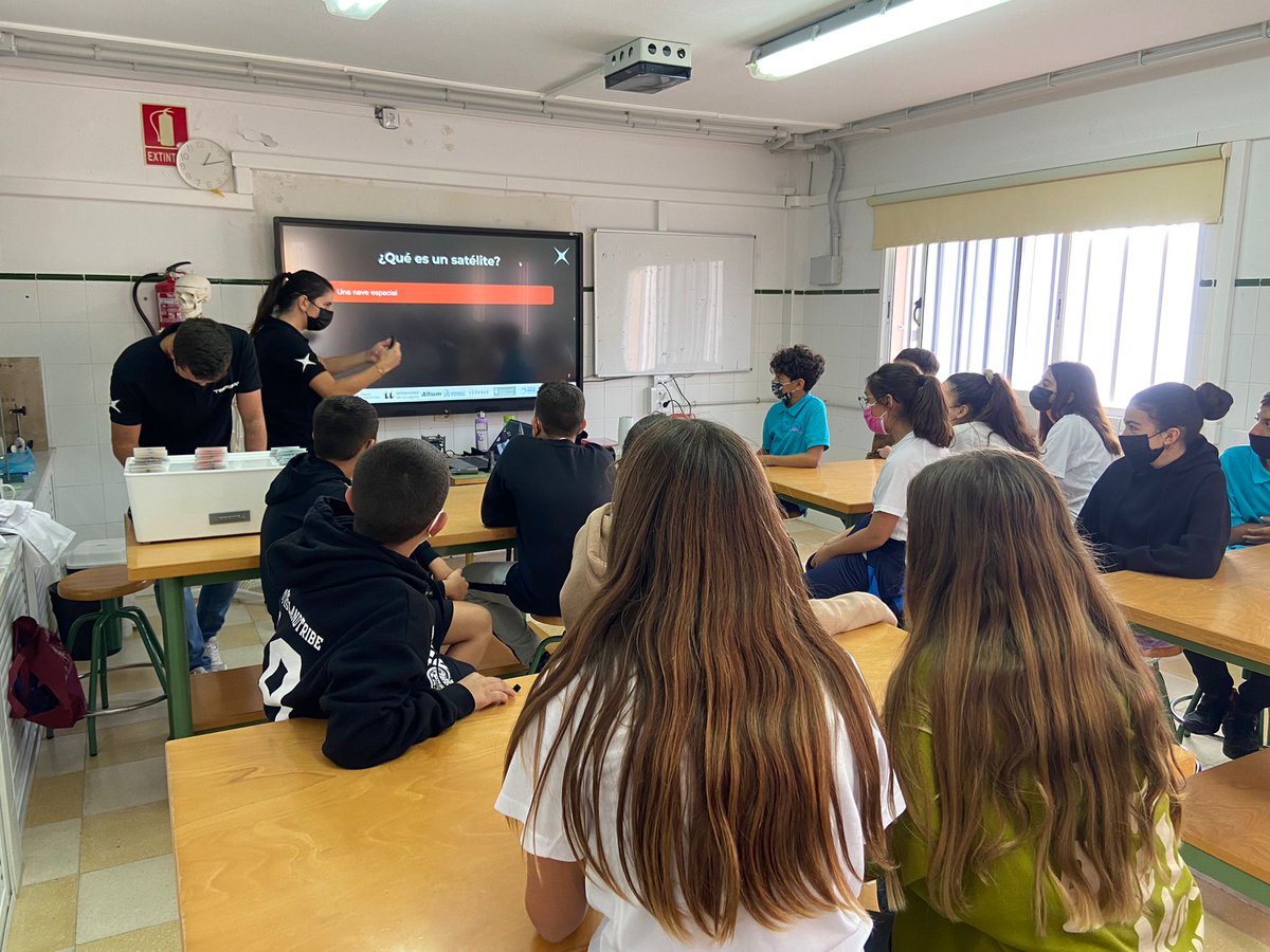 CienciaULL's tweet photo. 🔬Ayer, continuamos con el #Lab_Arona del @AytoArona y la @ULL realizando dos talleres🧪🛰️, uno sobre botánica 🌿 en el IES Los Cristianos 🏫, y otro sobre lanzamiento cohete 🚀 en el SIES en Arona 📚 

#ARN_INNOVA #SCIC21 #somosciencia #somosinnovación @iescristianos https://t.co/kKoN7yeHRs