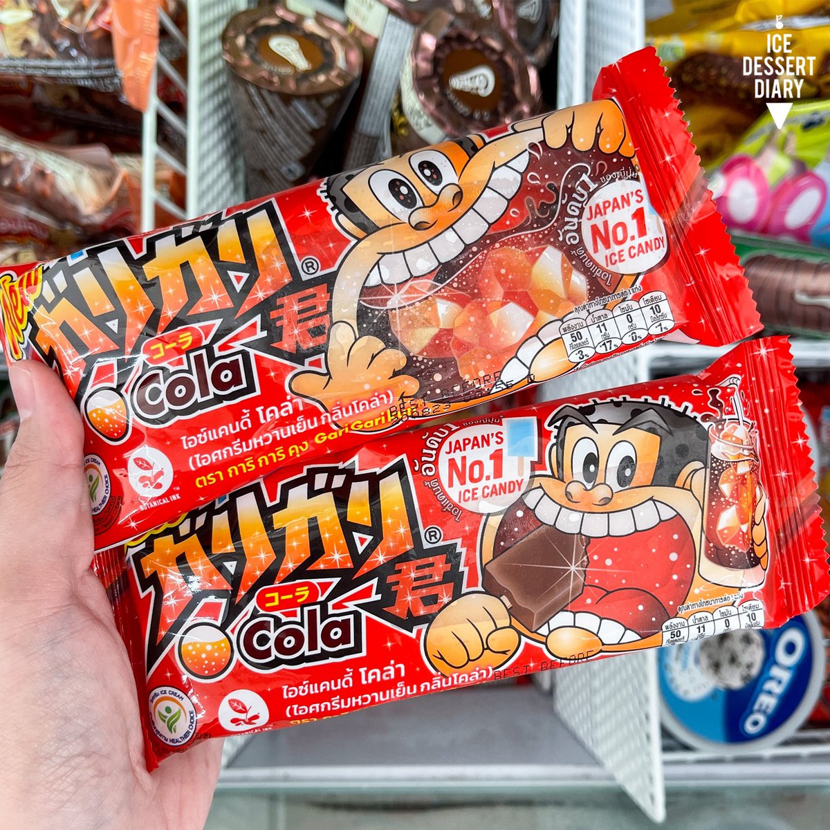 icedessertdiary's tweet photo. ป้ายยาไอศกรีมที่กินบ่อยมากช่วงนี้~ การิการิคุง! เค้าเพิ่งออกรสใหม่ โคล่าาาา เจอแล้วหยิบลองเลย เราชอบเท็กเจอร์ไอศกรีมมาก ด้านนอกคือเป็นไอศกรีมหวานเย็น ด้านในเป็นน้ำแข็งให้เคี้ยวกรุบๆ หวานๆ เย็นๆ สดชื่น คลายร้อนดีสุดๆ เค้ามีรสโซดาและยูซุด้วยนะ อร่อย 😋 #อร่อยบอกต่อ @aroii https://t.co/ZIamI4WdUG