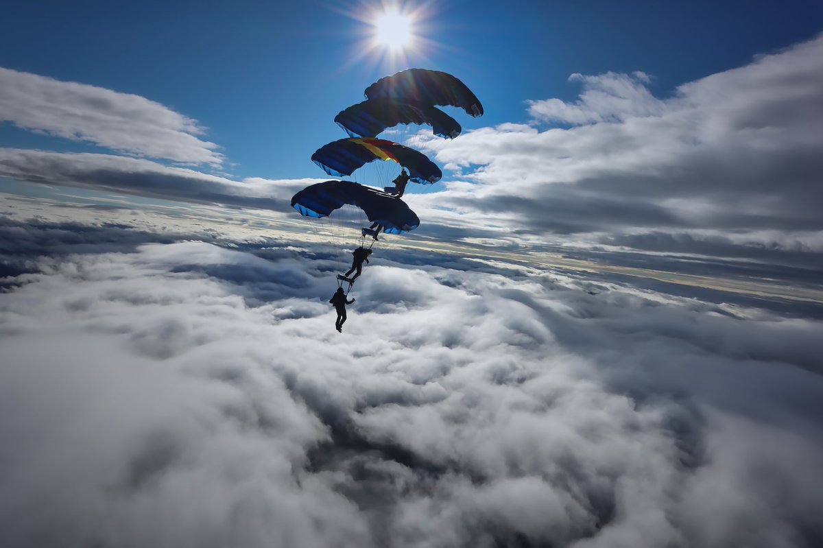 TigersFFT's tweet photo. CRW stacking under blue skies at @hintonskydiving with the @RLCSilver_Stars 

Photo credits to @mattbotwright93 

#repost #bluesky #skydiving #stackpilot #canopy #display #army #britishweather #jump #greatphoto #wednesday https://t.co/ehrF5xZM33