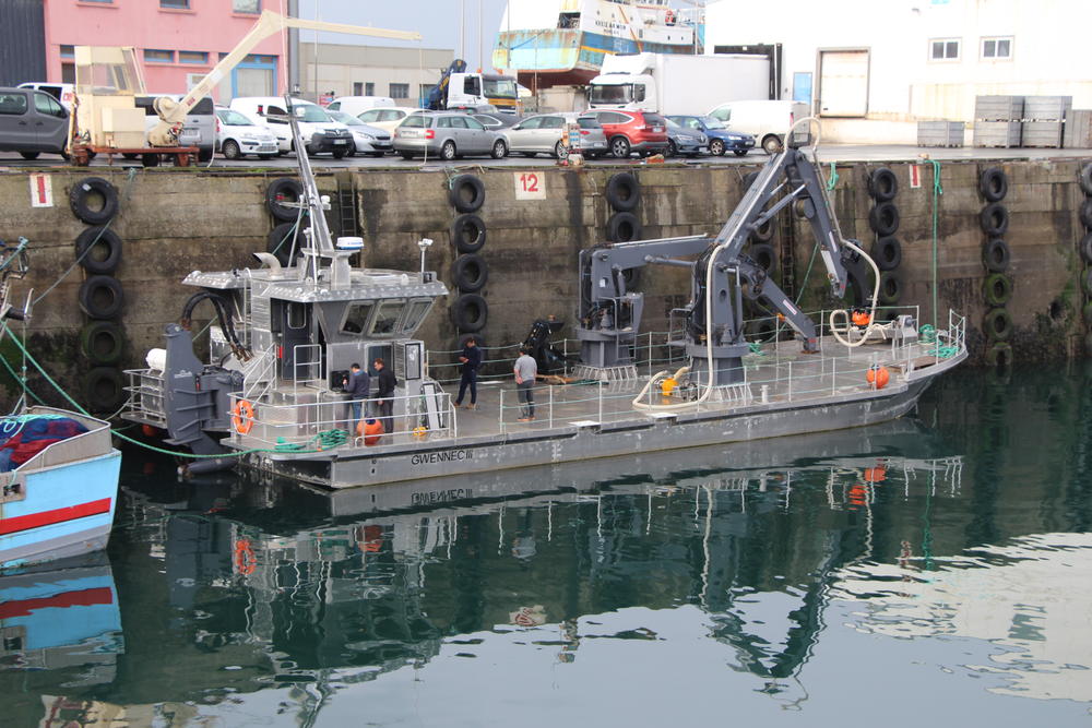 La Barge ostréicole Gwennec III a été livrée ce mercredi par le Chantier Naval Gléhen pour Cadoret à Riec-sur-Belon. Ce bateau de 24m de long pour 7 de large a été dessiné par Coprexma. 

Toutes les informations techniques et images du bateau 
👉 bit.ly/3F6XYpV