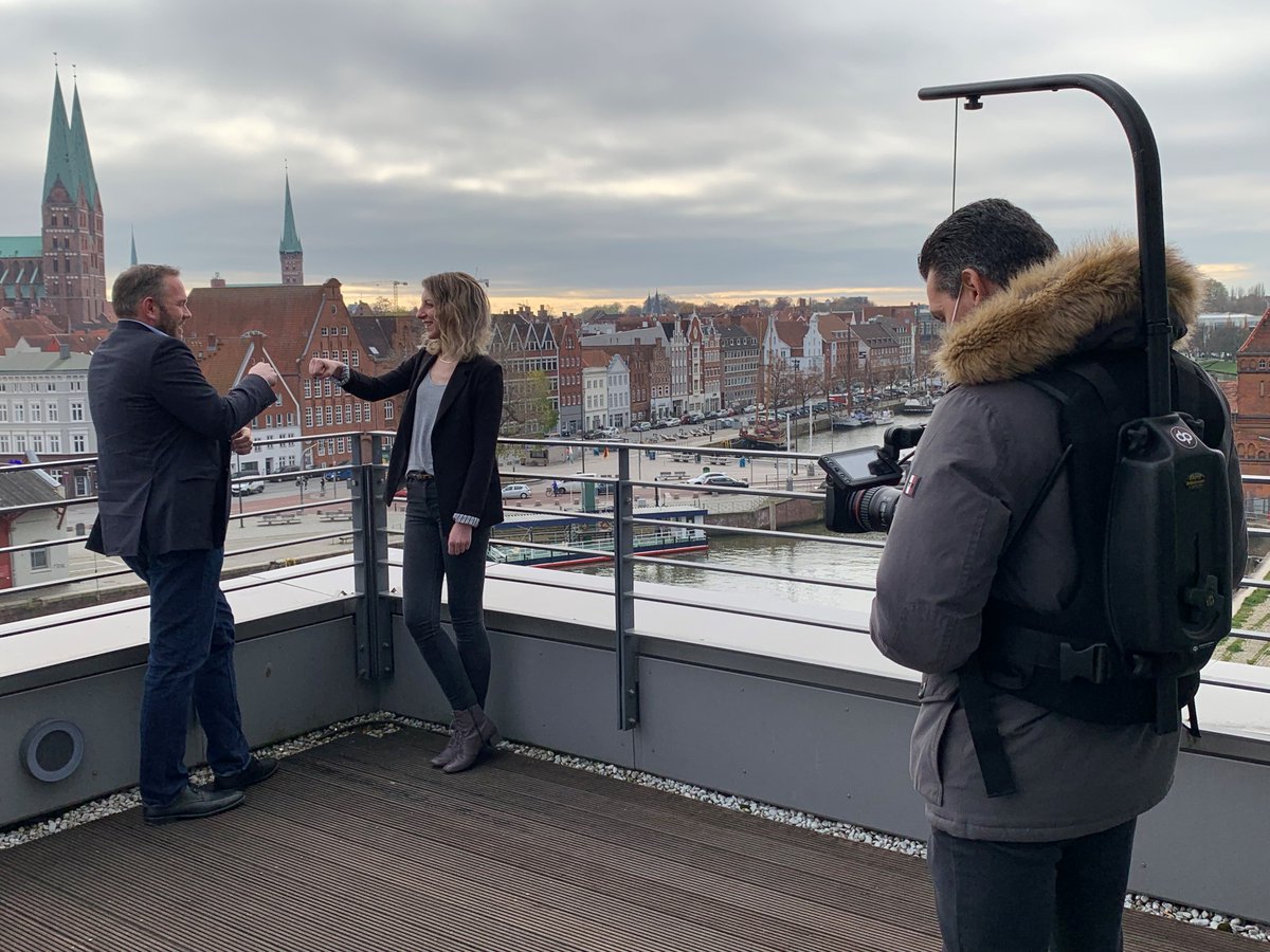 Stay tuned für unsere neue Tec-Reihe! Heute in der Produktion: Johannes Kenkel, unser Leiter Digitale Schule im Gespräch mit Tobias Schimmer, CEO von FileWave sowie Isabel Pieper aus dem Business Development im Talk mit Torsten Schlüter, Head of Modern Workplace bei HanseVision.