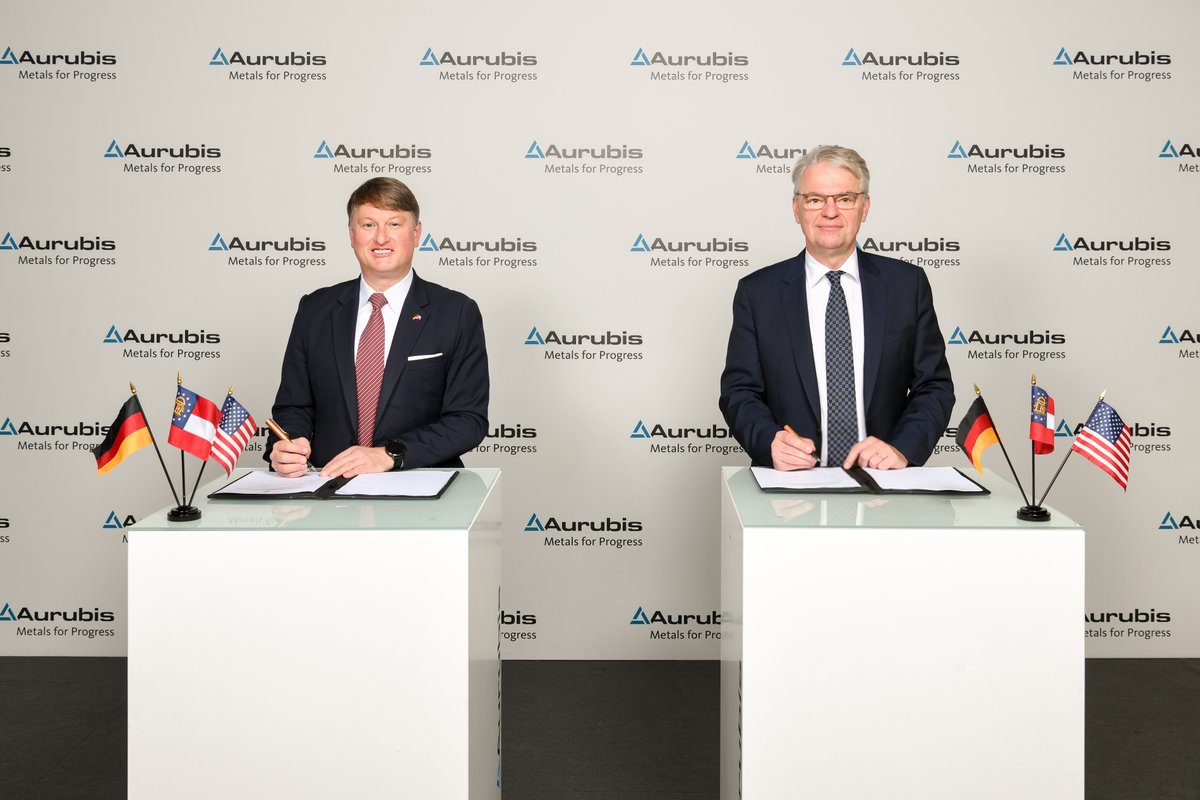 Aurubis_AG's tweet photo. Aurubis wird mit der Investition mehr als 100 direkte Arbeitsplätze in der Region schaffen. Beim Unterzeichnen des Memorandum of Understanding (v.l.n.r): Pat Wilson, Wirtschaftsminister des US-Bundesstaates Georgia, und Roland Harings, Vorstandsvorsitzender der Aurubis AG https://t.co/q4e1Hz0nMS