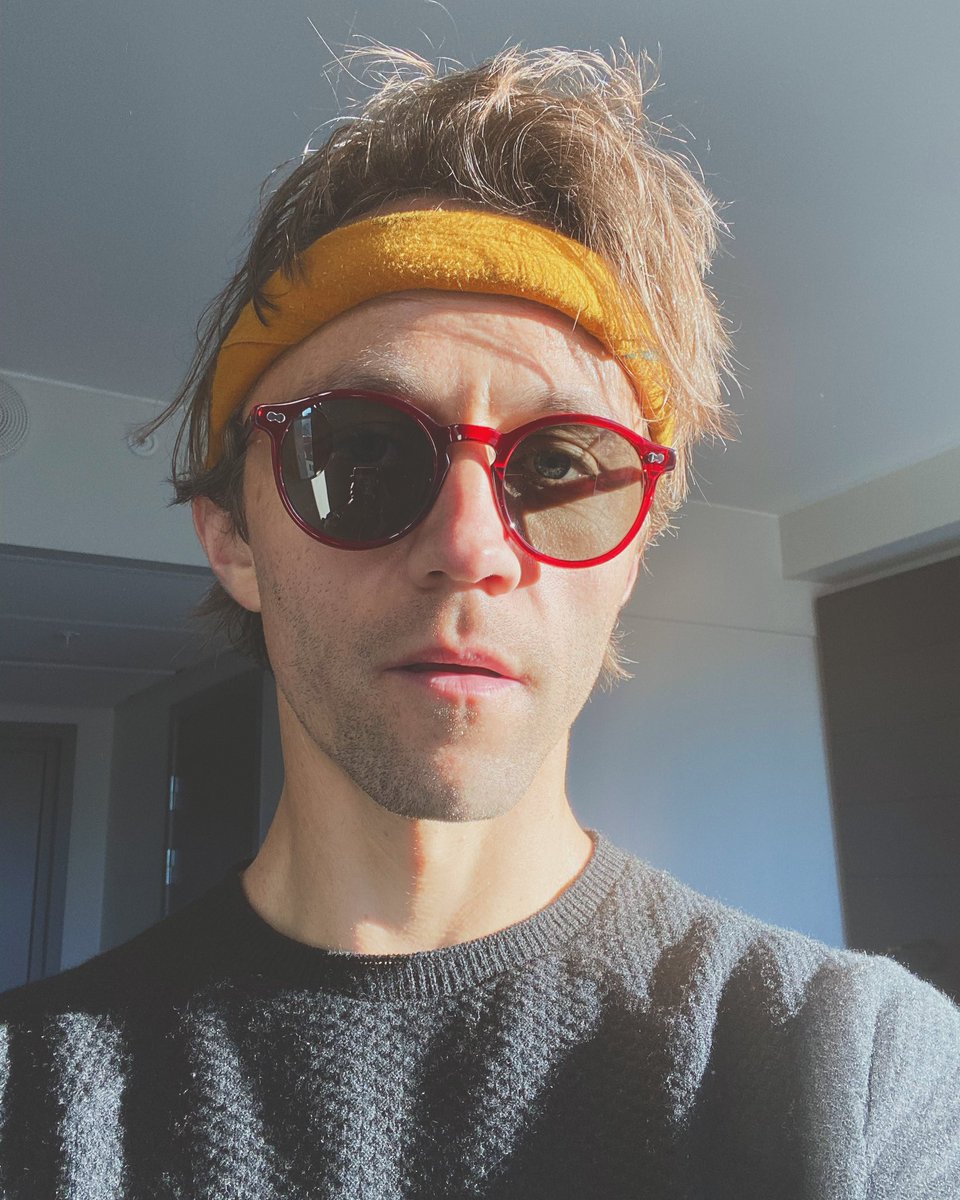 sondrelercheno's tweet photo. Dette er jo naivt og håpløst, men om noen i Oslo finner disse røde solbrillene mine av merket Moscot, så kan jeg komme innom og spille en låt for de, ev holde godt kjeft og ta med masse Gomp. Brillene ble borte et sted mellom Engebrets Kafé og Vega Kino mandag kveld 🤷🏻‍♂️ https://t.co/5hFovIJXuk