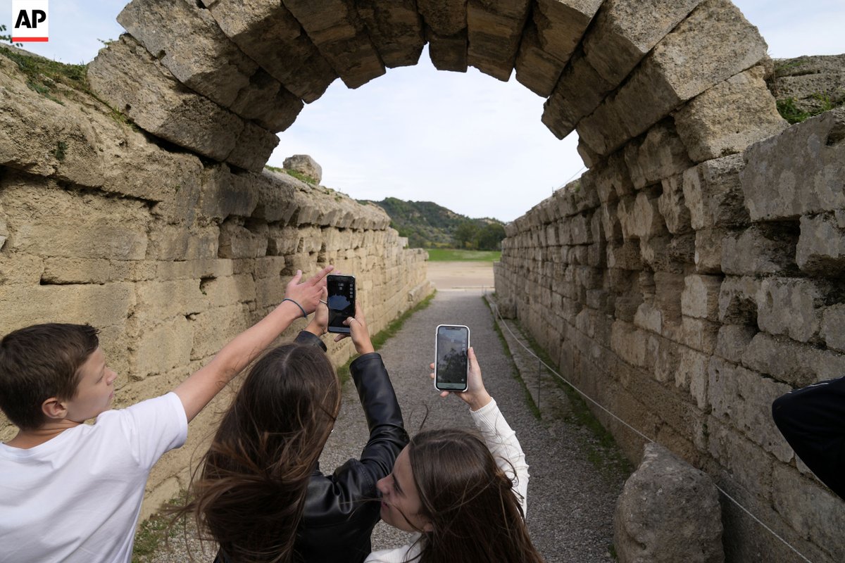School students use a mobile app at the ancient site of Olympia.Microsoft launched a digital restoration project at the ancient birthplace of the Olympics in #Greece to provide visitors an immersive recreation of temples and competition areas as they walk through the ruins.