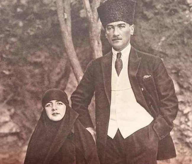 Azra_larca's tweet photo. Allah'ım bütün Atatürkçü kadınlara böyle giyinebilmeyi nasip et.. https://t.co/2Qq8PidXV9