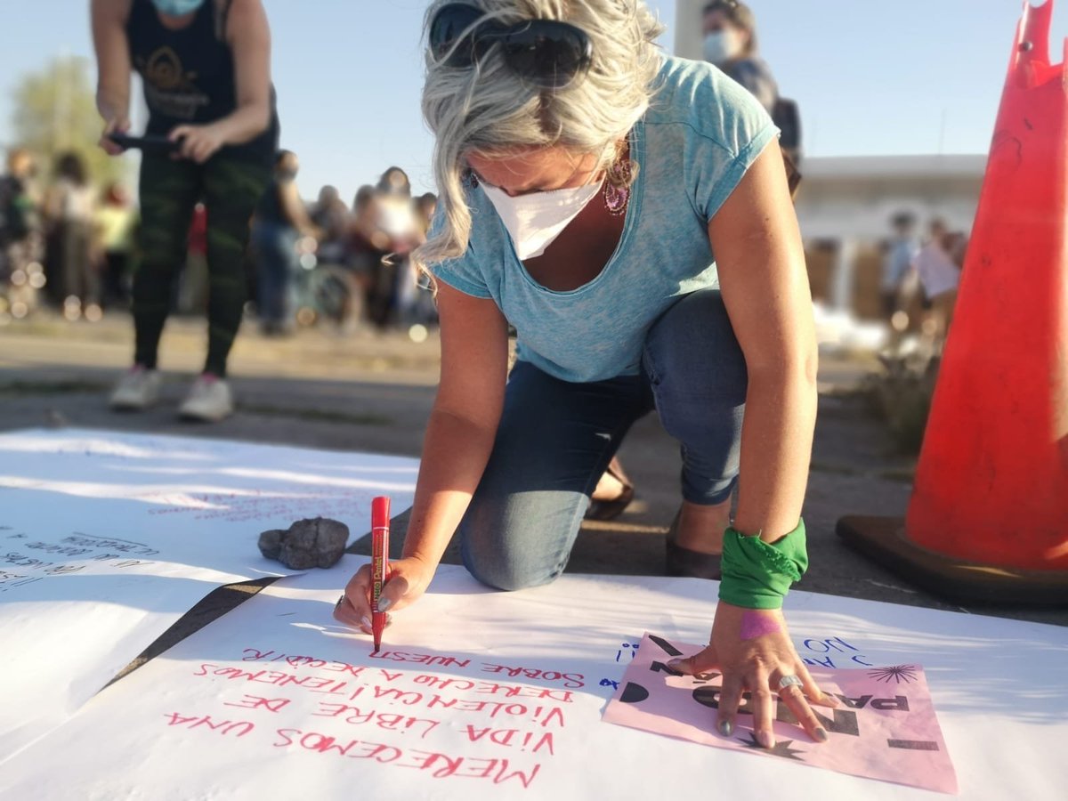 Las feministas y disidencias de <a href="/ADignidadCL/">Apruebo Dignidad</a> nos manifestamos contra el discurso de odio y violencia de la ultra derecha que pretenden un retroceso a lo que hemos avanzado desde el movimiento social. Tenemos la oportunidad histórica de transformar Chile. No pasarán! 💪🏼❤️💜💚🌈