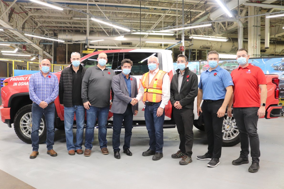 The first vehicle has rolled off the reopened GM assembly line in Oshawa. National President @JerryPDias joined hundreds of #Unifor Local 222 members for the moment. The plant will be home to two shifts with plans to add a third in the future: unifor.org/news/all-news/… #canlab