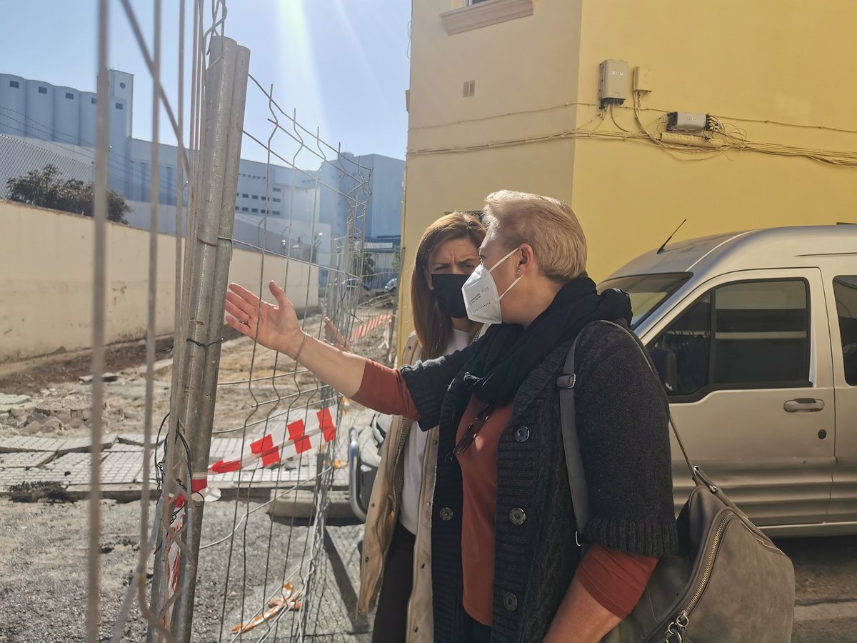 Visita al barrio de Puntales con la presidenta de la  Avv Fuerte De San Lorenzo Puntales, Pilar García. Nos comenta los graves problemas de aparcamiento, de accesibilidad, la falta de mantenimiento y la falta información sobre los proyectos urbanísticos.
#dialogo  #solucionesya