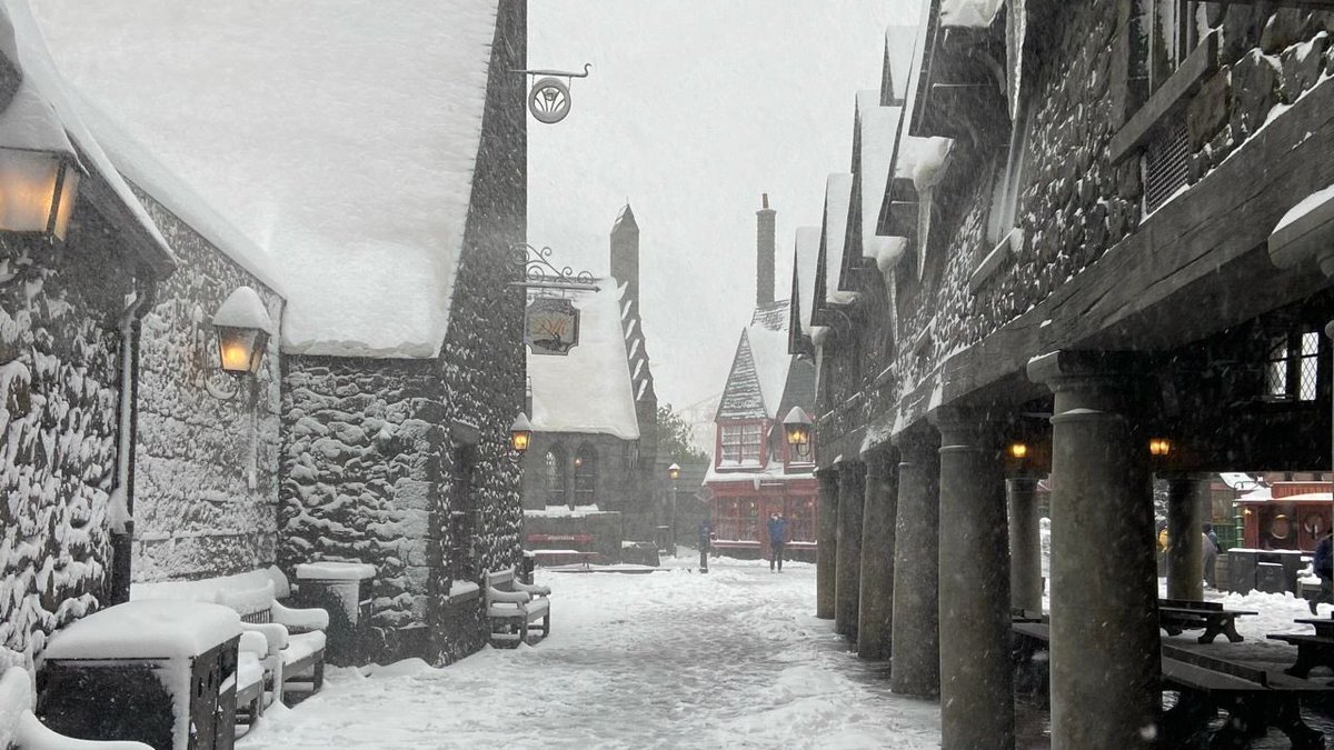 EiProfeta's tweet photo. Así ha quedado el parque temático de Harry Potter en Beijing tras la primera nevada desde que se inauguró. Simplemente maravilloso. https://t.co/L7bc3YLhkV