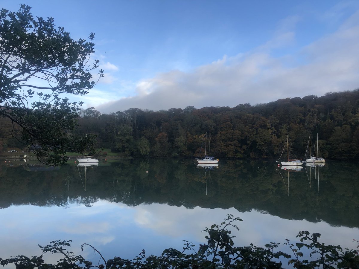 TaraBCork's tweet photo. #blueskies #stillwaters #crosshavenwalkway #sunpeeking #throughtheclouds #goodvibesonly #wednesdaythought ☯️😉🙌🏻 https://t.co/HhVHsRWDA1