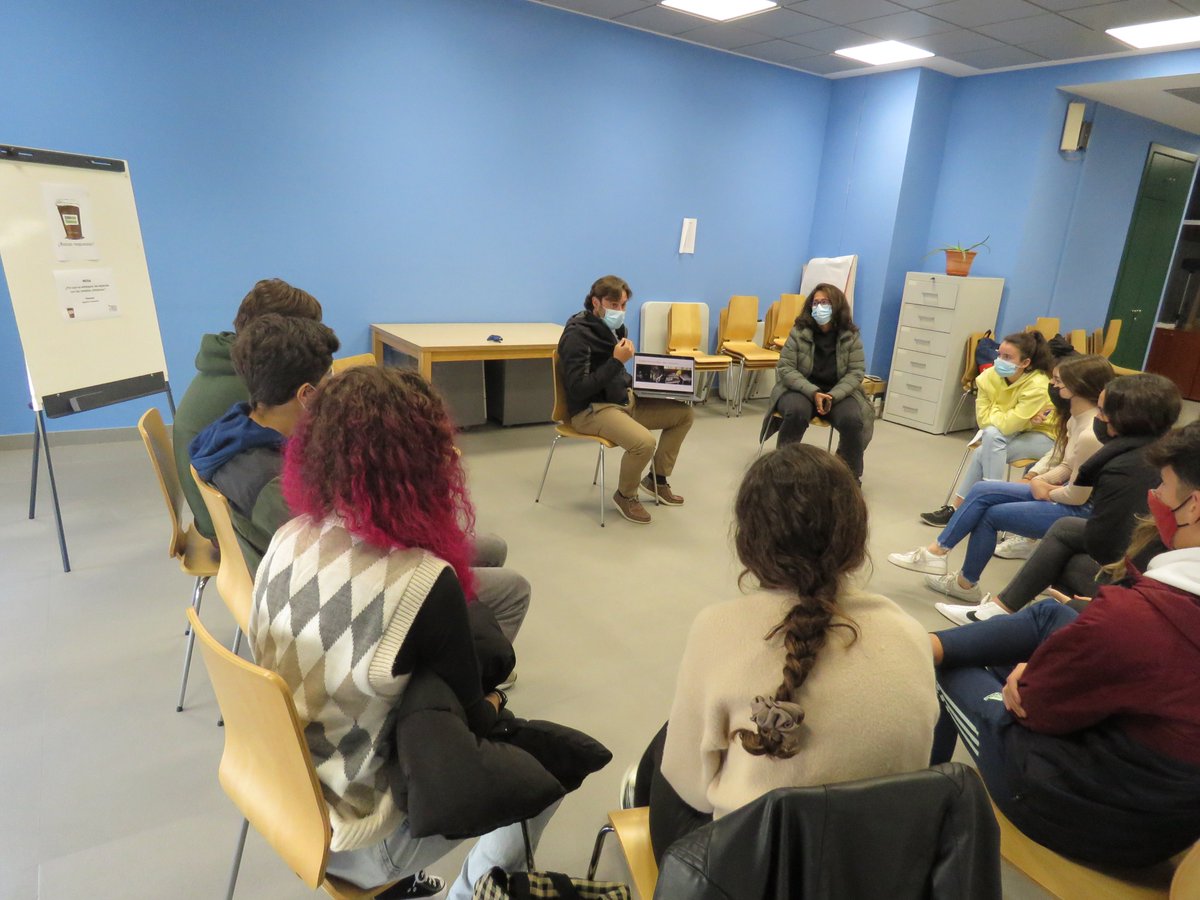 ebdonana's tweet photo. ¡Hoy hemos tenido un desayuno con mucha ciencia en la @ebdonana! ☕️ El @iesmartinezm nos ha visitado para disfrutar de un #caféconciencia con nuestro personal investigador y técnico. ¡Gracias por venir! 👏@FDescubre https://t.co/ixyJ4S3pHx