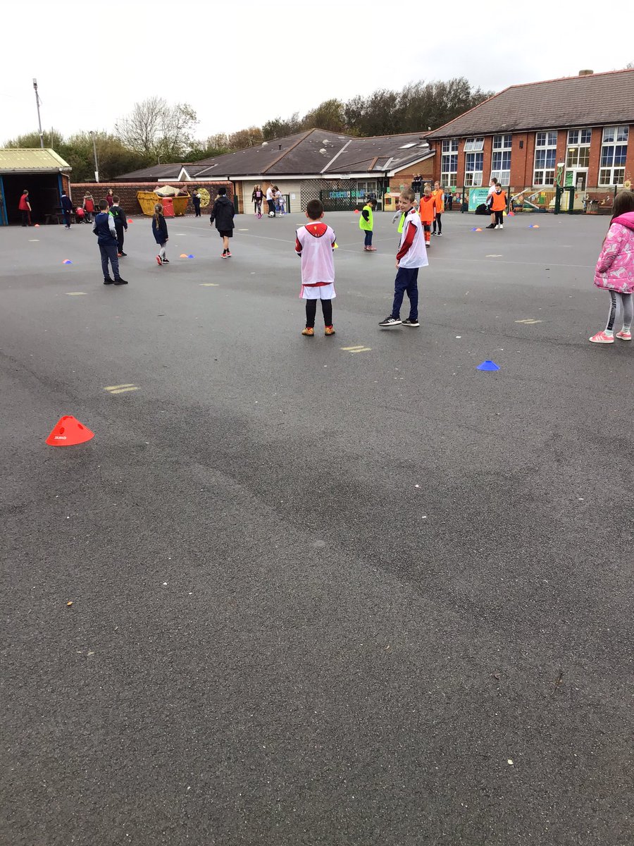 Sandfields_Pri's tweet photo. Clever Cats Class enjoying their football training session with the Swans Community this afternoon! #sfpclevercats #sfphwb #swanscommunity #football #learningnewskills #keepingfit #year5 #ks2 https://t.co/kTms8v6ufO