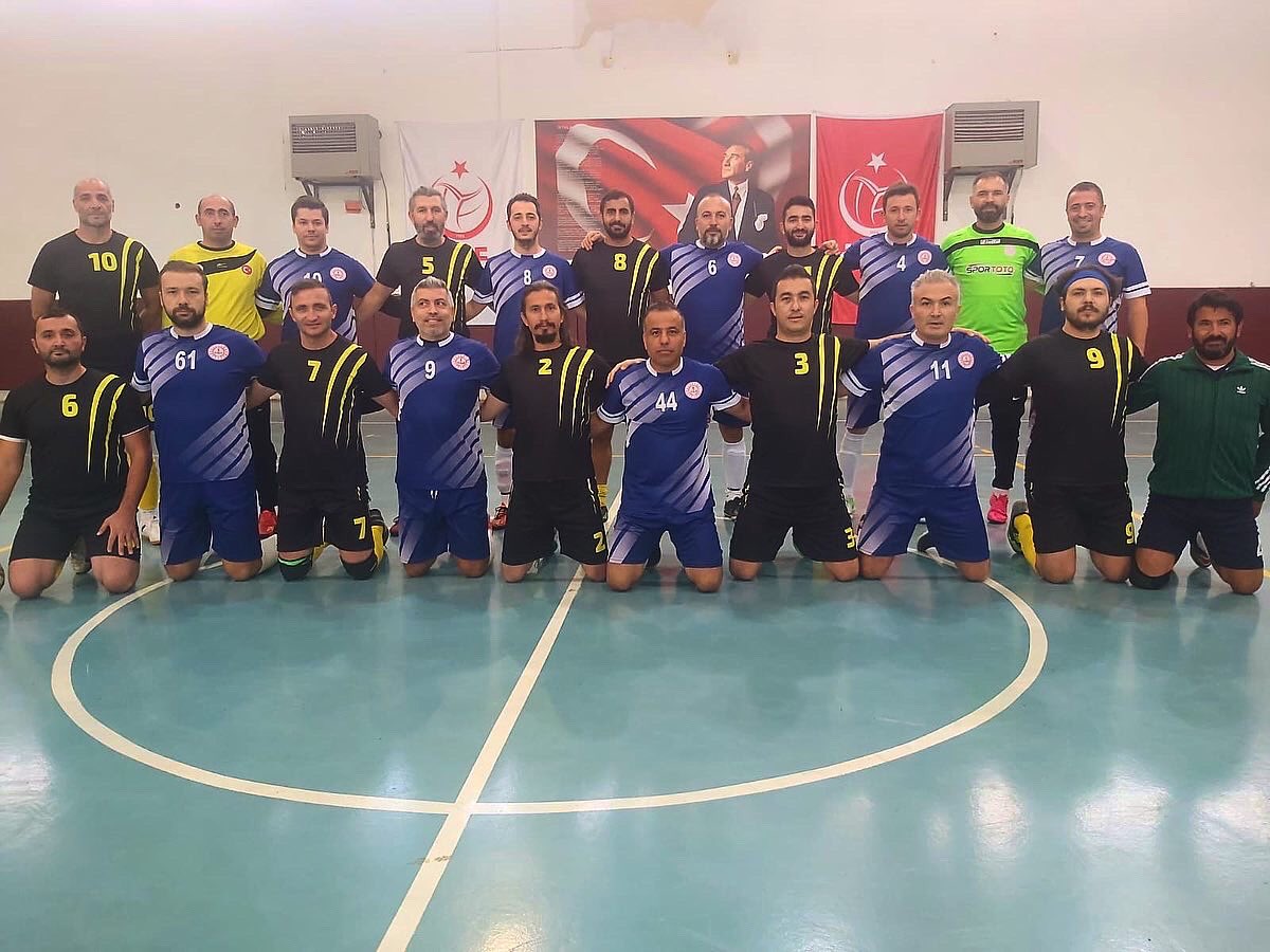 Golbasi06MEM's tweet photo. Yarı Finaldeyiz🏆 “24 Kasım Öğretmenler Günü Turnuvalarında”,bugün ilçemizi temsil eden erkek futsal takımımız, Keçiören ilçe takımını yenerek yarı finale yükselmiştir. Erkek Futsal Takımımızı tebrik ederiz👏🏻👏🏻 @ankaramilliegitim @salihnamal @harunfatsa https://t.co/g315ClV7dK