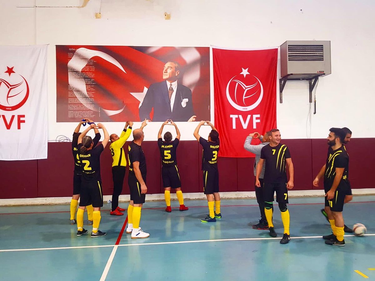 Golbasi06MEM's tweet photo. Yarı Finaldeyiz🏆 “24 Kasım Öğretmenler Günü Turnuvalarında”,bugün ilçemizi temsil eden erkek futsal takımımız, Keçiören ilçe takımını yenerek yarı finale yükselmiştir. Erkek Futsal Takımımızı tebrik ederiz👏🏻👏🏻 @ankaramilliegitim @salihnamal @harunfatsa https://t.co/g315ClV7dK