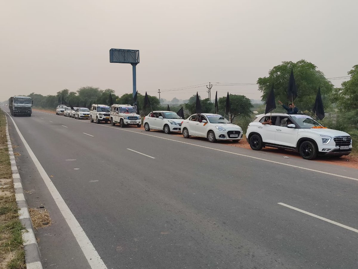 TheUpenYadav's tweet photo. मुझे भली-भांति पता है कि सरकारों से लड़ना और बड़ी शक्तियों से टकराना मेरे लिए घातक होगा l
दीवाली के दिन युवा बेरोजगारों के आँखों मे आंसू देखें है 
युवा बेरोजगारों के भविष्य के लिए अंतिम सांस तक लडूंगा
सच की लड़ाई में जान देनी पड़ी तो जान कुर्बान कर दूंगा लेकिन पीछे नहीं हटूंगा l https://t.co/Dq8cj0L3dV