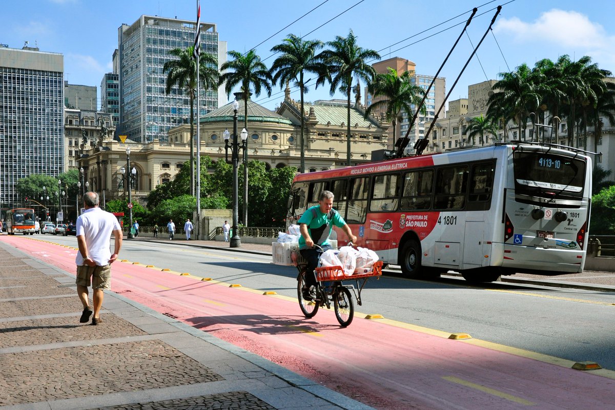 WRIRossCities's tweet photo. 📣 We're calling on leaders at #COP26 to recognize that decarbonizing #transport equitably means making walking &amp; #cycling safer.

Our new guide w/@Cycling_Embassy &amp; @BikeLeague helps cities implement bike lanes quickly &amp; safely for a sustainable future
https://t.co/mxGasvcFLq https://t.co/ObaNaAqSli