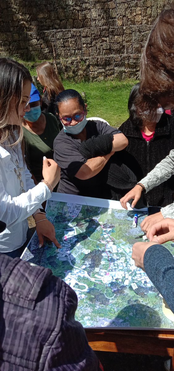 EcobarrioshhacC's tweet photo. Usted sabe dónde está parado? Mapeando las impresiones cartográficas en los Cerros Orientales con la comunidad del Ecobarrio Manantial localidad de San Cristóbal. https://t.co/OlHSjjr5s5