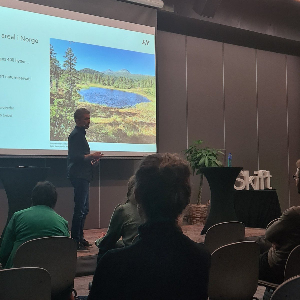 skift_norge's tweet photo. Espen Reinfjord i Asplan Viak om arealbruk og nedbygging av norsk natur:
– Når er det nok? Når skjønte vi at havet er fullt av søppel og lufta full av CO2? Hvordan kan vi sette en verdi på norsk natur?
#EvolveArena #sirkulærøkonomi https://t.co/6a01qvZK3n