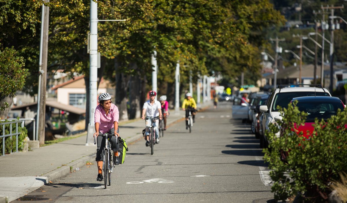 WRIRossCities's tweet photo. 📣 We're calling on leaders at #COP26 to recognize that decarbonizing #transport equitably means making walking &amp; #cycling safer.

Our new guide w/@Cycling_Embassy &amp; @BikeLeague helps cities implement bike lanes quickly &amp; safely for a sustainable future
https://t.co/mxGasvcFLq https://t.co/ObaNaAqSli