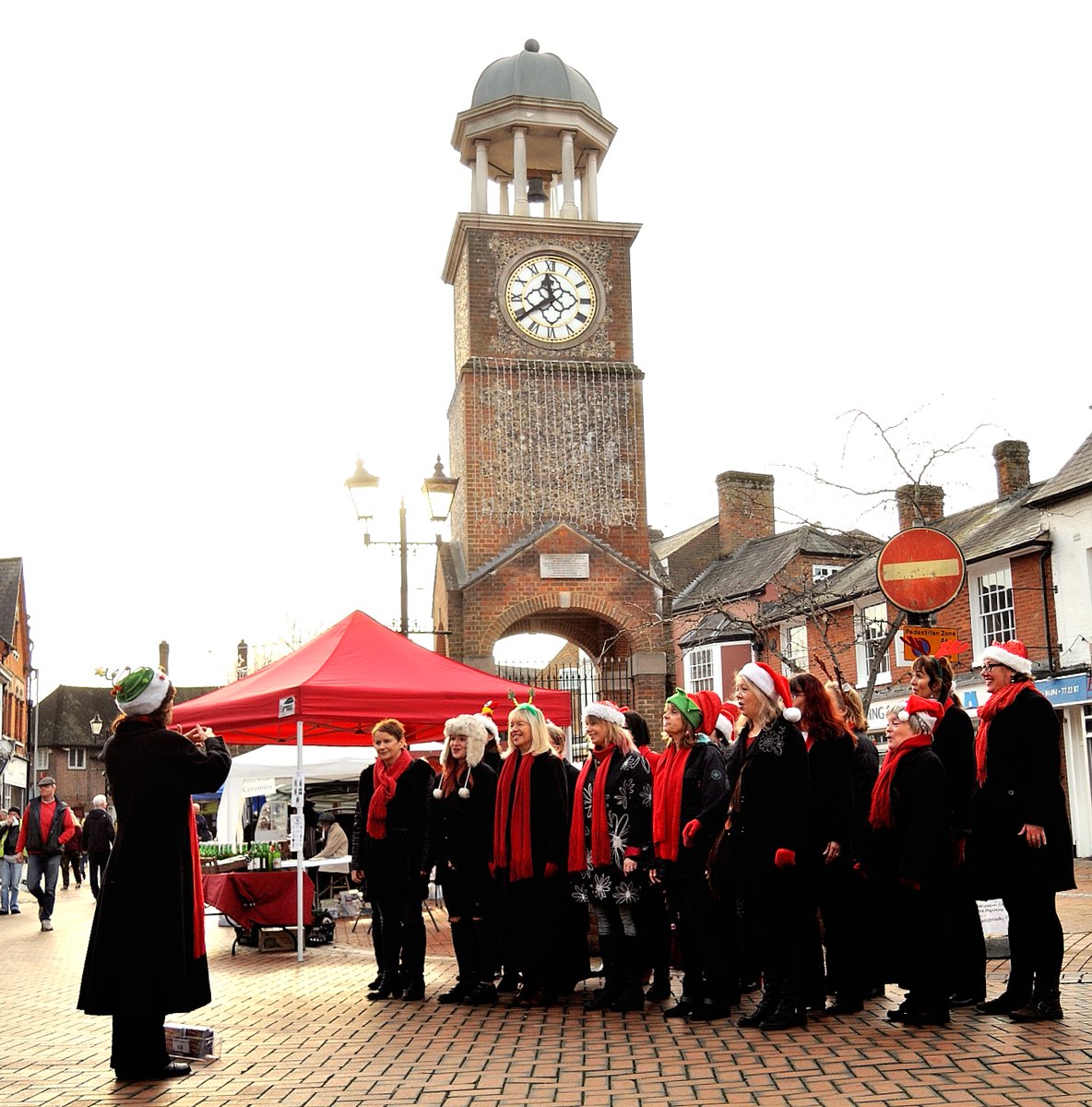 There will be an extended <a href="/CheshamMarket/">Chesham Local Market</a> from 10-4 on Sat 27th November. Lots of festive goods for sale, music and the town lights will go on. Free parking all day in Water Meadow &amp; Albany car parks! #Christmas #Chesham #markets