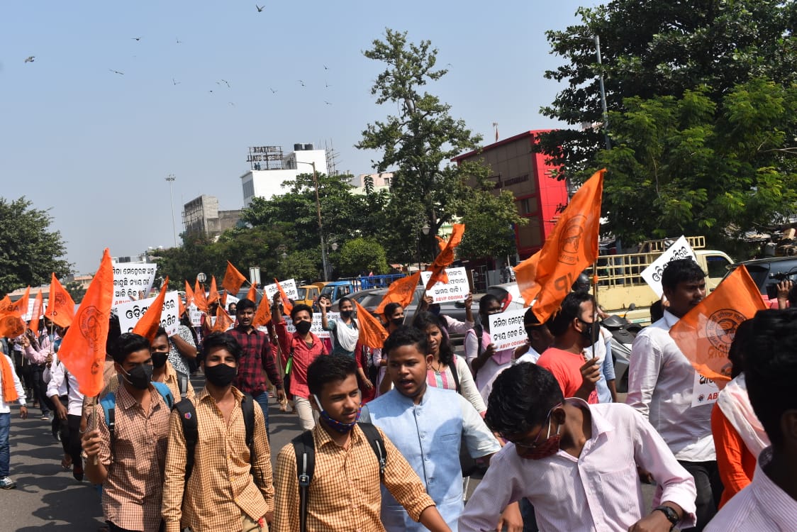 ABVPVoice's tweet photo. ओडिशा ��े कालाहांडी जिले में स्कूल प्रिंसिपल ममिता मेहर की हत्या के आरोपी की राज्य के गृहमंत्री से निकटता जांच प्रक्रिया में बाधक बन रही है। अभाविप ओडिशा के कार्यकर्ताओं ने सीएम आवास का घेराव कर गृहमंत्री को पद से हटाने और आरोपी को कड़ी सजा देने की मांग को लेकर ��्रदर्शन किया। https://t.co/777lMskCpJ