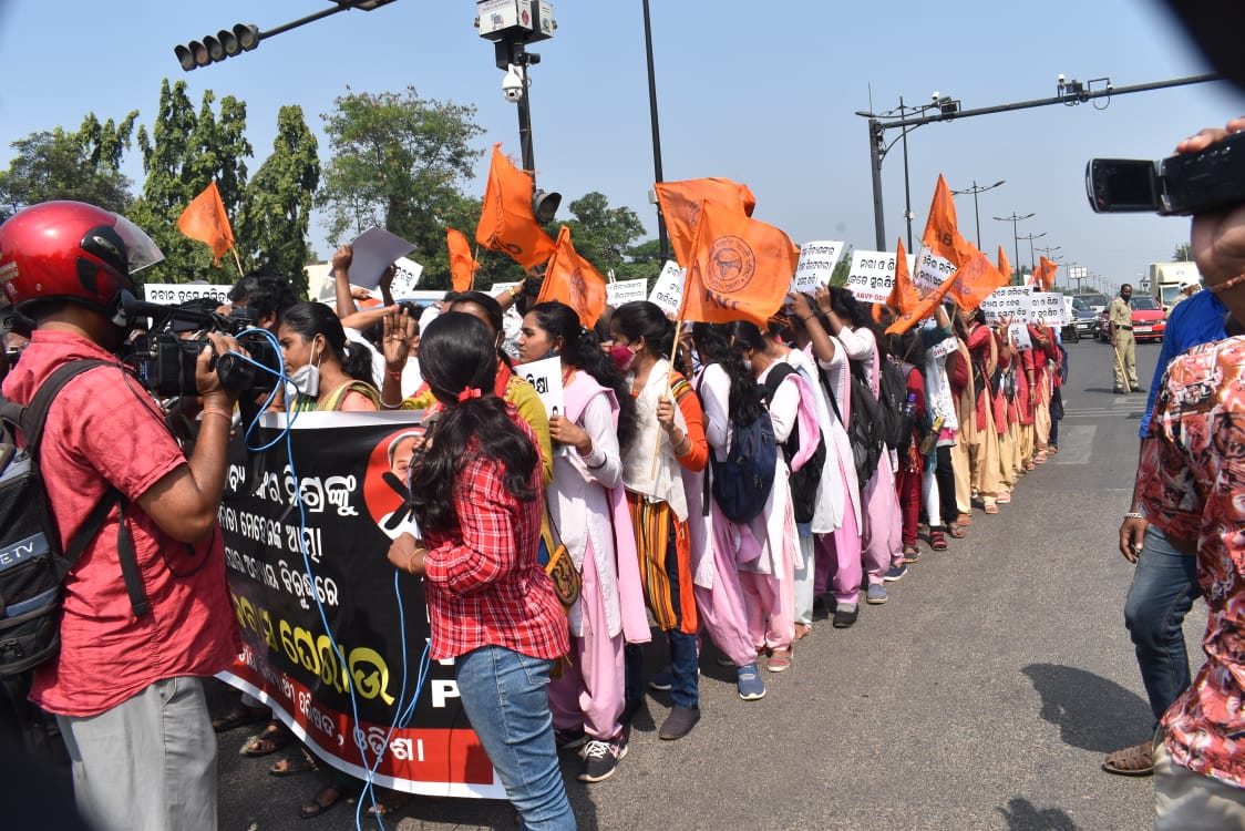 ABVPVoice's tweet photo. ओडिशा ��े कालाहांडी जिले में स्कूल प्रिंसिपल ममिता मेहर की हत्या के आरोपी की राज्य के गृहमंत्री से निकटता जांच प्रक्रिया में बाधक बन रही है। अभाविप ओडिशा के कार्यकर्ताओं ने सीएम आवास का घेराव कर गृहमंत्री को पद से हटाने और आरोपी को कड़ी सजा देने की मांग को लेकर ��्रदर्शन किया। https://t.co/777lMskCpJ