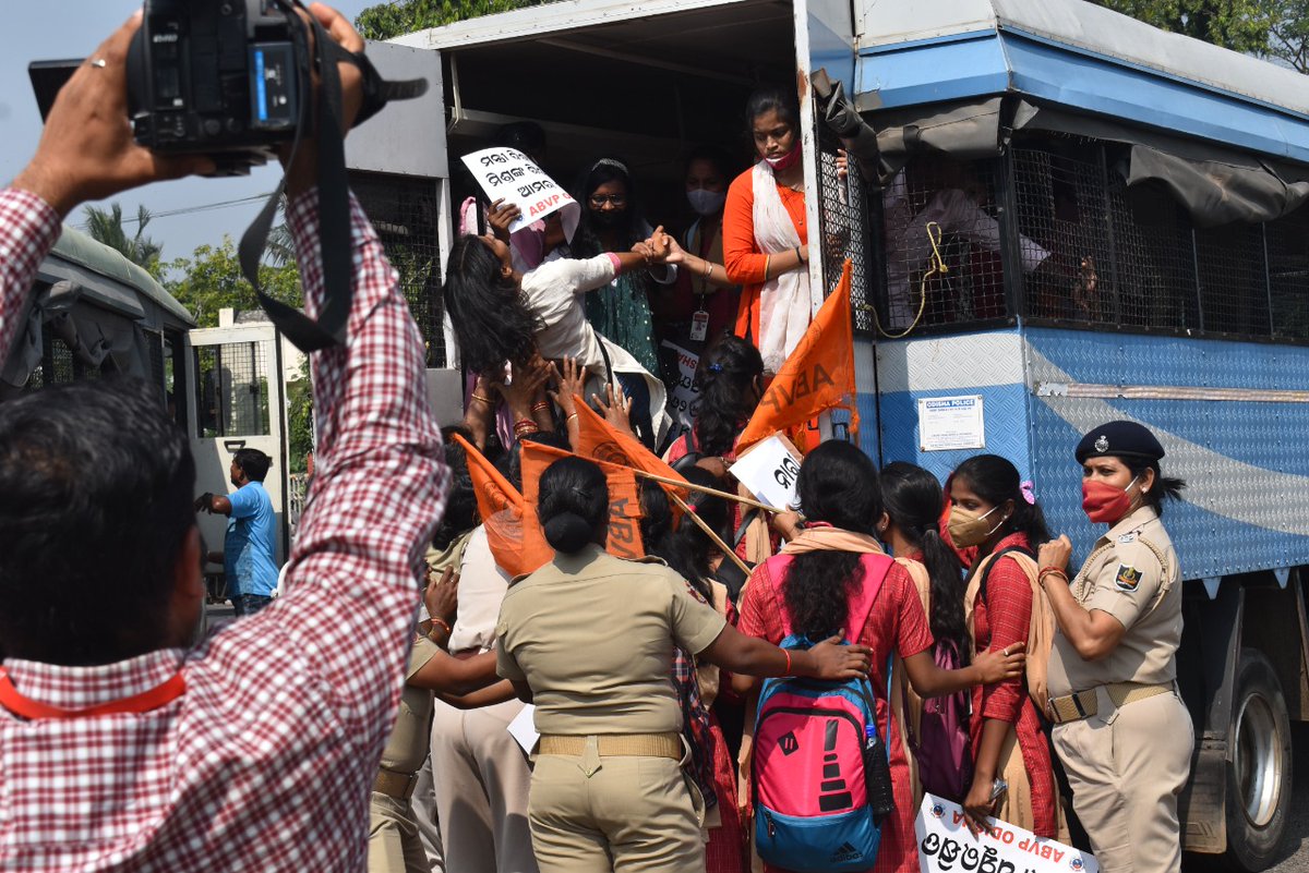 ABVPVoice's tweet photo. ओडिशा ��े कालाहांडी जिले में स्कूल प्रिंसिपल ममिता मेहर की हत्या के आरोपी की राज्य के गृहमंत्री से निकटता जांच प्रक्रिया में बाधक बन रही है। अभाविप ओडिशा के कार्यकर्ताओं ने सीएम आवास का घेराव कर गृहमंत्री को पद से हटाने और आरोपी को कड़ी सजा देने की मांग को लेकर ��्रदर्शन किया। https://t.co/777lMskCpJ