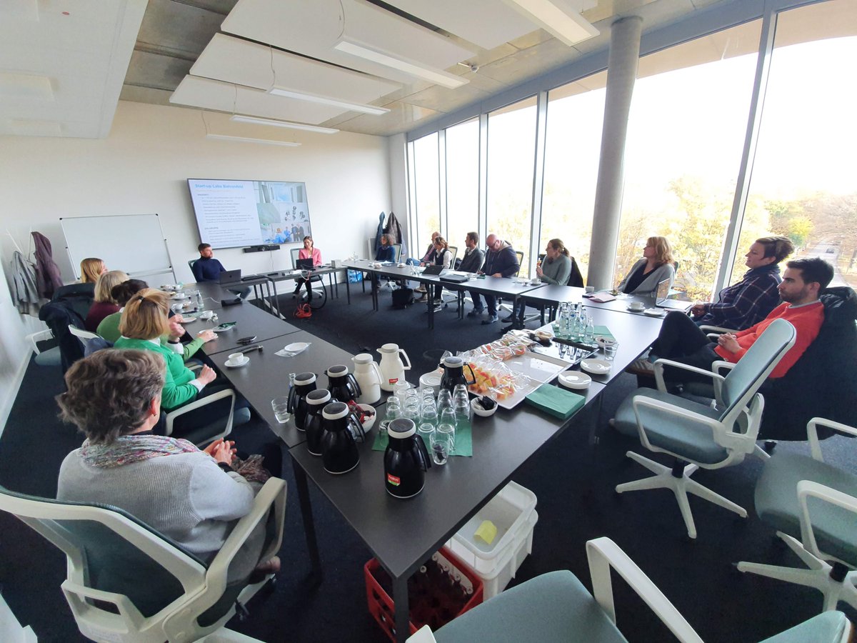 Startup_Port's tweet photo. Das Start-Up Office des @desy hat uns heute stolz die Räumlichkeiten des neuen @start_up_labs in Bahrenfeld vorgestellt: Wir waren beeindruckt! 
#verbundprojekt #gruppenfoto #startupsupport https://t.co/LvQuOj1nq2